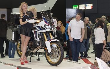 eschibition_hostess